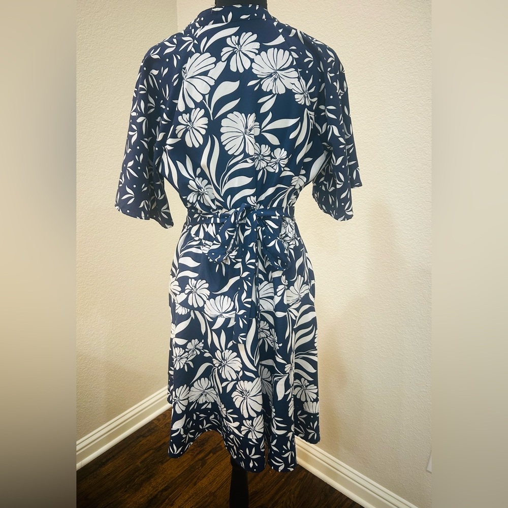 Floral Navy and White Wrap Dress Adrienne Vittadini - Picture 5 of 5
